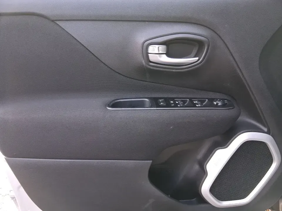 2020 Jeep Renegade Sport FWD (ZACNJAAB1LP) with an 2.4L L4 DOHC 16V engine, 9A transmission, located at 401 Woodman Dr, Riverside, OH, 45431, (937) 908-9800, 39.760899, -84.123421 - Weekend escapes to Eastwood MetroPark, a comfortable daily commute down I675, or shuttling the family between Riverside and Dayton-this 2020 Jeep Renegade Sport FWD is built for real life. With its compact-crossover size, higher driving position, and easy-to-park footprint, it fits right in whether - Photo#17