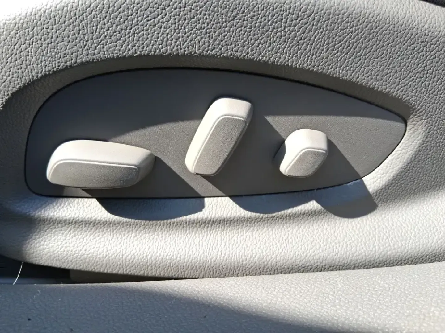 2016 Chevrolet Impala 1FL (2G11X5SA3G9) with an Ecotec 2.5L I-4 gasoline direct injection engine, 6A transmission, located at 401 Woodman Dr, Riverside, OH, 45431, (937) 908-9800, 39.760899, -84.123421 - Need a comfortable, dependable sedan for daily commutes, school drop-offs, and weekend getaways without the stress of traditional bank hoops? This 2016 Chevrolet Impala 1FL in Summit White is built for real life in the Dayton-area-smooth on I-675 and Route 35, easy to park around The Greene, and rel - Photo#17