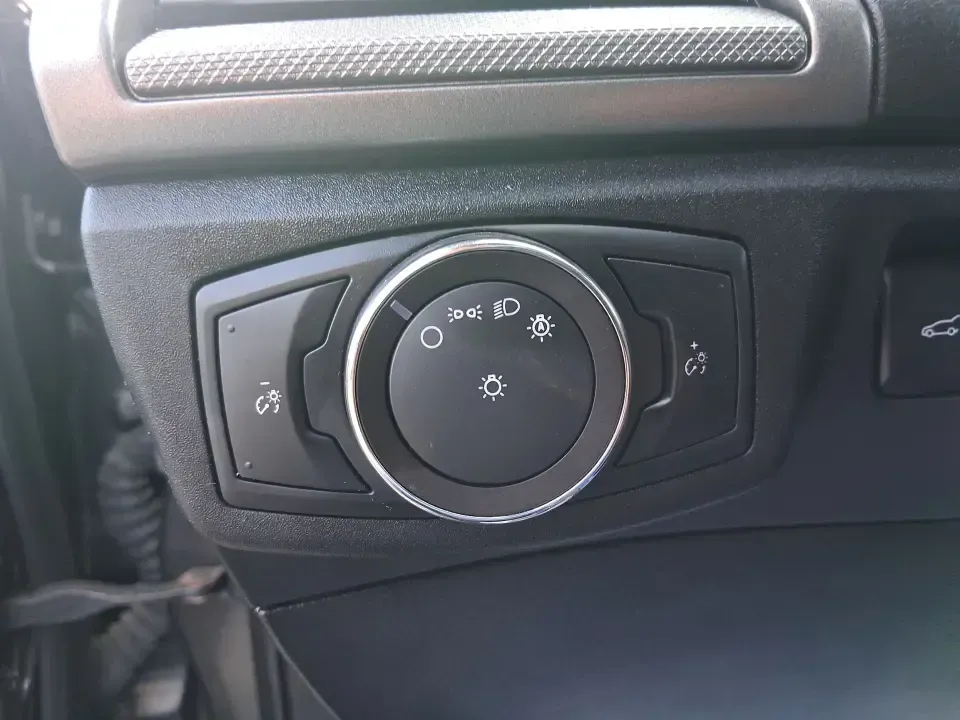 2019 Ford Fusion SE (3FA6P0H74KR) with an 2.5L L4 DOHC 16V engine, 6A transmission, located at 401 Woodman Dr, Riverside, OH, 45431, (937) 908-9800, 39.760899, -84.123421 - Need a reliable commuter sedan that can handle the daily grind from Riverside to Downtown Dayton, plus weekend runs to The Greene or a quick getaway to Carillon Historical Park? This 2019 Ford Fusion SE is built for real life-comfortable for long commutes, efficient on regular unleaded, and packed w - Photo#17