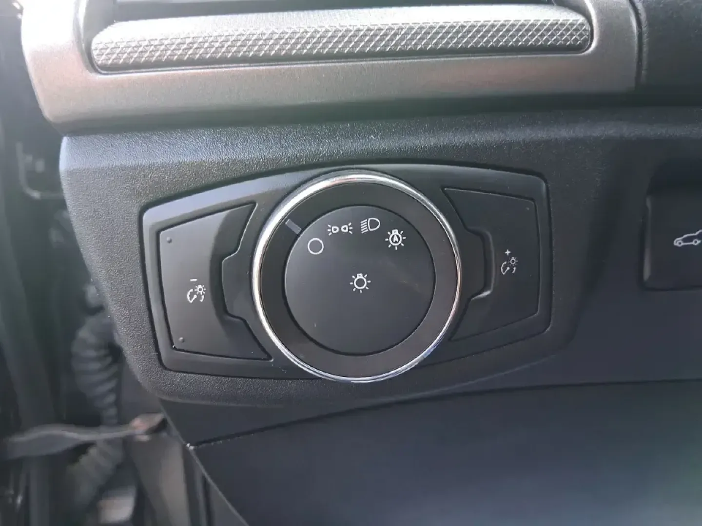 2019 Ford Fusion SE (3FA6P0H74KR) with an 2.5L L4 DOHC 16V engine, 6A transmission, located at 4508 South Dixie Dr, Moraine, OH, 45439, (937) 908-9800, 39.689976, -84.218452 - Need a reliable commuter sedan that can handle the daily grind from Riverside to Downtown Dayton, plus weekend runs to The Greene or a quick getaway to Carillon Historical Park? This 2019 Ford Fusion SE is built for real life-comfortable for long commutes, efficient on regular unleaded, and packed w - Photo#17