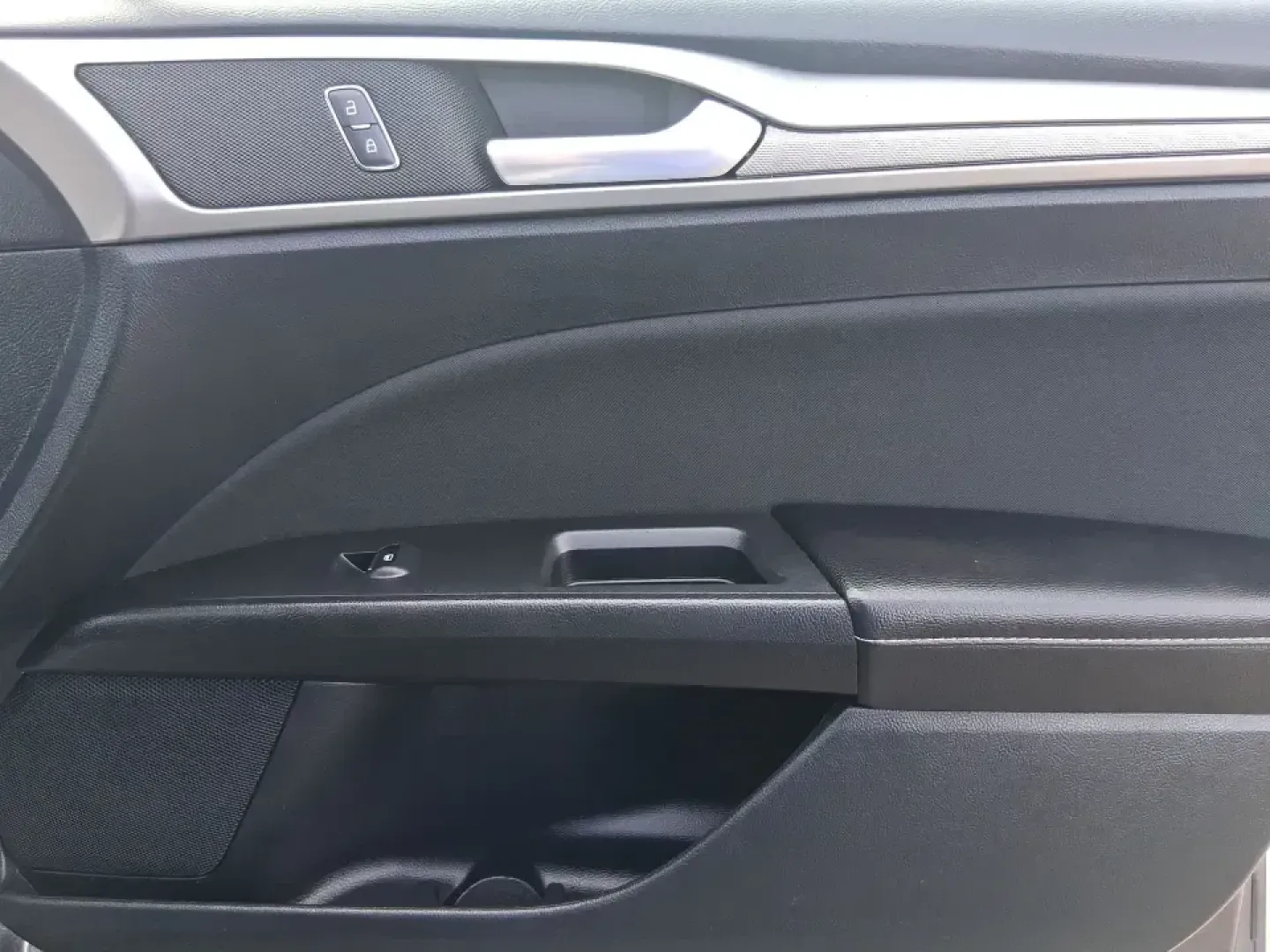 2019 Ford Fusion SE (3FA6P0H74KR) with an 2.5L L4 DOHC 16V engine, 6A transmission, located at 4508 South Dixie Dr, Moraine, OH, 45439, (937) 908-9800, 39.689976, -84.218452 - Need a reliable commuter sedan that can handle the daily grind from Riverside to Downtown Dayton, plus weekend runs to The Greene or a quick getaway to Carillon Historical Park? This 2019 Ford Fusion SE is built for real life-comfortable for long commutes, efficient on regular unleaded, and packed w - Photo#20
