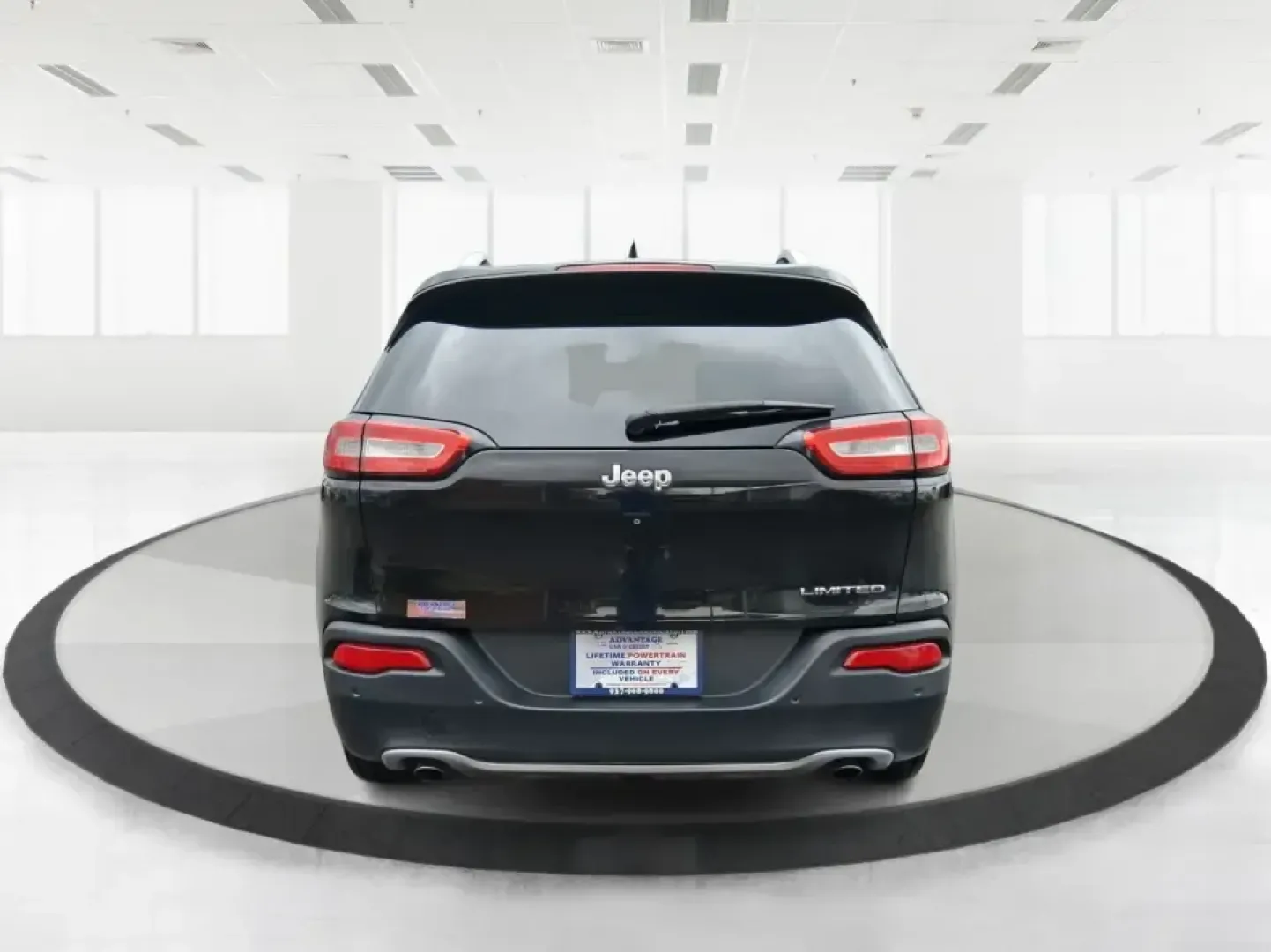 2014 Jeep Cherokee Limited (1C4PJLDS1EW) with an 3.2L V6 DOHC 24V engine, 9-Speed Automatic transmission, located at 880 E. National Road, Vandalia, OH, 45377, (937) 908-9800, 39.891918, -84.183594 - Pack up the family, point the hood toward a weekend getaway, and enjoy the kind of confident comfort that makes everyday driving feel like a mini road trip. This 2014 Jeep Cherokee Limited is an ideal fit for commuters who want a quieter, more refined ride during the workweek-and for adventure-minde - Photo#3