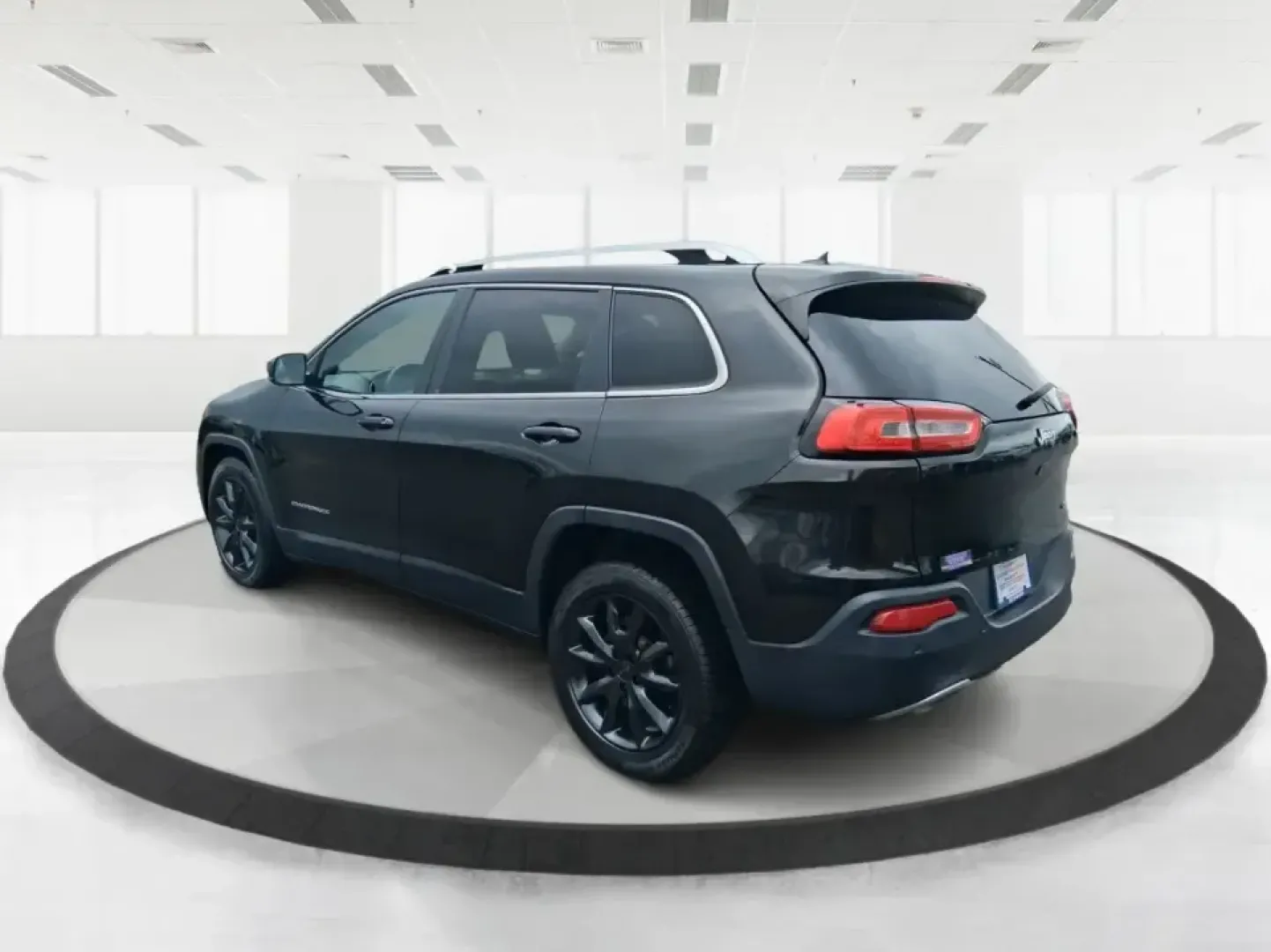 2014 Jeep Cherokee Limited (1C4PJLDS1EW) with an 3.2L V6 DOHC 24V engine, 9-Speed Automatic transmission, located at 880 E. National Road, Vandalia, OH, 45377, (937) 908-9800, 39.891918, -84.183594 - Pack up the family, point the hood toward a weekend getaway, and enjoy the kind of confident comfort that makes everyday driving feel like a mini road trip. This 2014 Jeep Cherokee Limited is an ideal fit for commuters who want a quieter, more refined ride during the workweek-and for adventure-minde - Photo#4