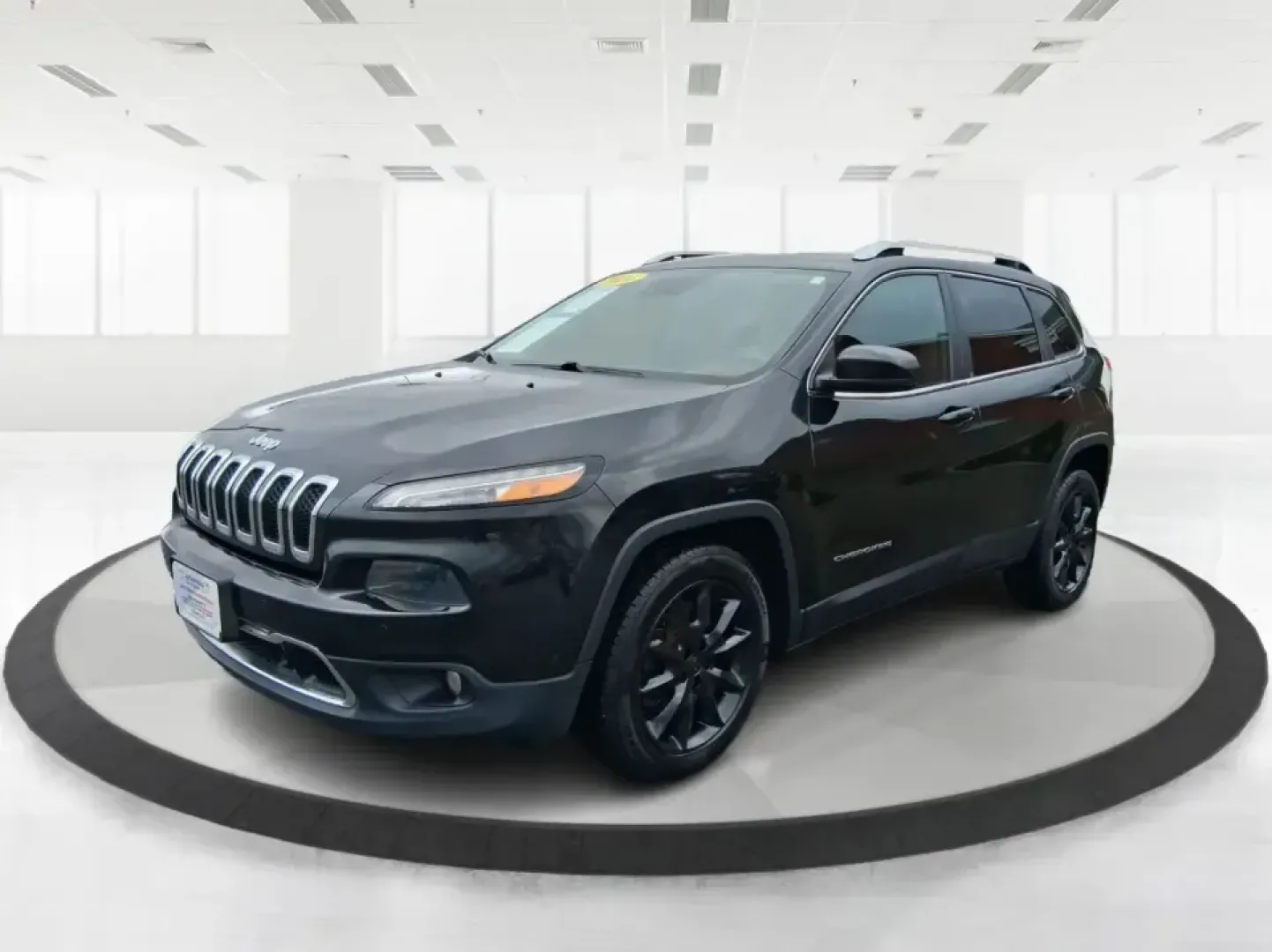 2014 Jeep Cherokee Limited (1C4PJLDS1EW) with an 3.2L V6 DOHC 24V engine, 9-Speed Automatic transmission, located at 880 E. National Road, Vandalia, OH, 45377, (937) 908-9800, 39.891918, -84.183594 - Pack up the family, point the hood toward a weekend getaway, and enjoy the kind of confident comfort that makes everyday driving feel like a mini road trip. This 2014 Jeep Cherokee Limited is an ideal fit for commuters who want a quieter, more refined ride during the workweek-and for adventure-minde - Photo#8