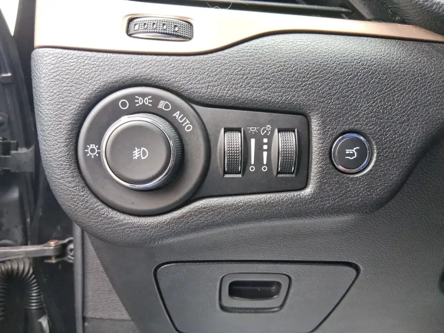 2014 Jeep Cherokee Limited (1C4PJLDS1EW) with an 3.2L V6 DOHC 24V engine, 9-Speed Automatic transmission, located at 880 E. National Road, Vandalia, OH, 45377, (937) 908-9800, 39.891918, -84.183594 - Pack up the family, point the hood toward a weekend getaway, and enjoy the kind of confident comfort that makes everyday driving feel like a mini road trip. This 2014 Jeep Cherokee Limited is an ideal fit for commuters who want a quieter, more refined ride during the workweek-and for adventure-minde - Photo#17