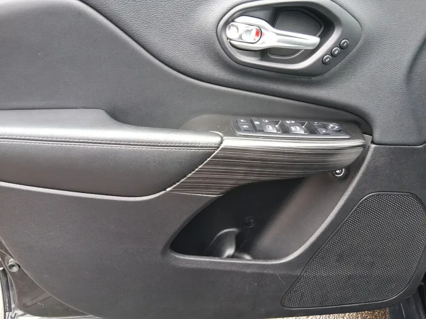 2014 Jeep Cherokee Limited (1C4PJLDS1EW) with an 3.2L V6 DOHC 24V engine, 9-Speed Automatic transmission, located at 880 E. National Road, Vandalia, OH, 45377, (937) 908-9800, 39.891918, -84.183594 - Pack up the family, point the hood toward a weekend getaway, and enjoy the kind of confident comfort that makes everyday driving feel like a mini road trip. This 2014 Jeep Cherokee Limited is an ideal fit for commuters who want a quieter, more refined ride during the workweek-and for adventure-minde - Photo#19