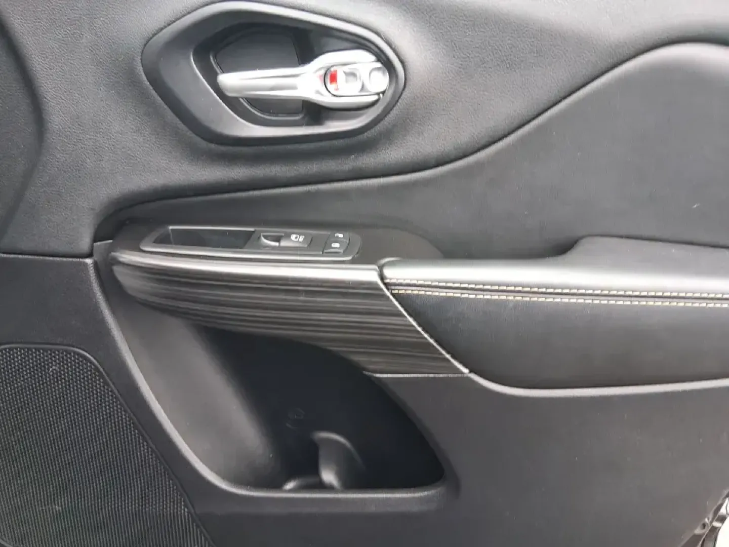 2014 Jeep Cherokee Limited (1C4PJLDS1EW) with an 3.2L V6 DOHC 24V engine, 9-Speed Automatic transmission, located at 880 E. National Road, Vandalia, OH, 45377, (937) 908-9800, 39.891918, -84.183594 - Pack up the family, point the hood toward a weekend getaway, and enjoy the kind of confident comfort that makes everyday driving feel like a mini road trip. This 2014 Jeep Cherokee Limited is an ideal fit for commuters who want a quieter, more refined ride during the workweek-and for adventure-minde - Photo#20