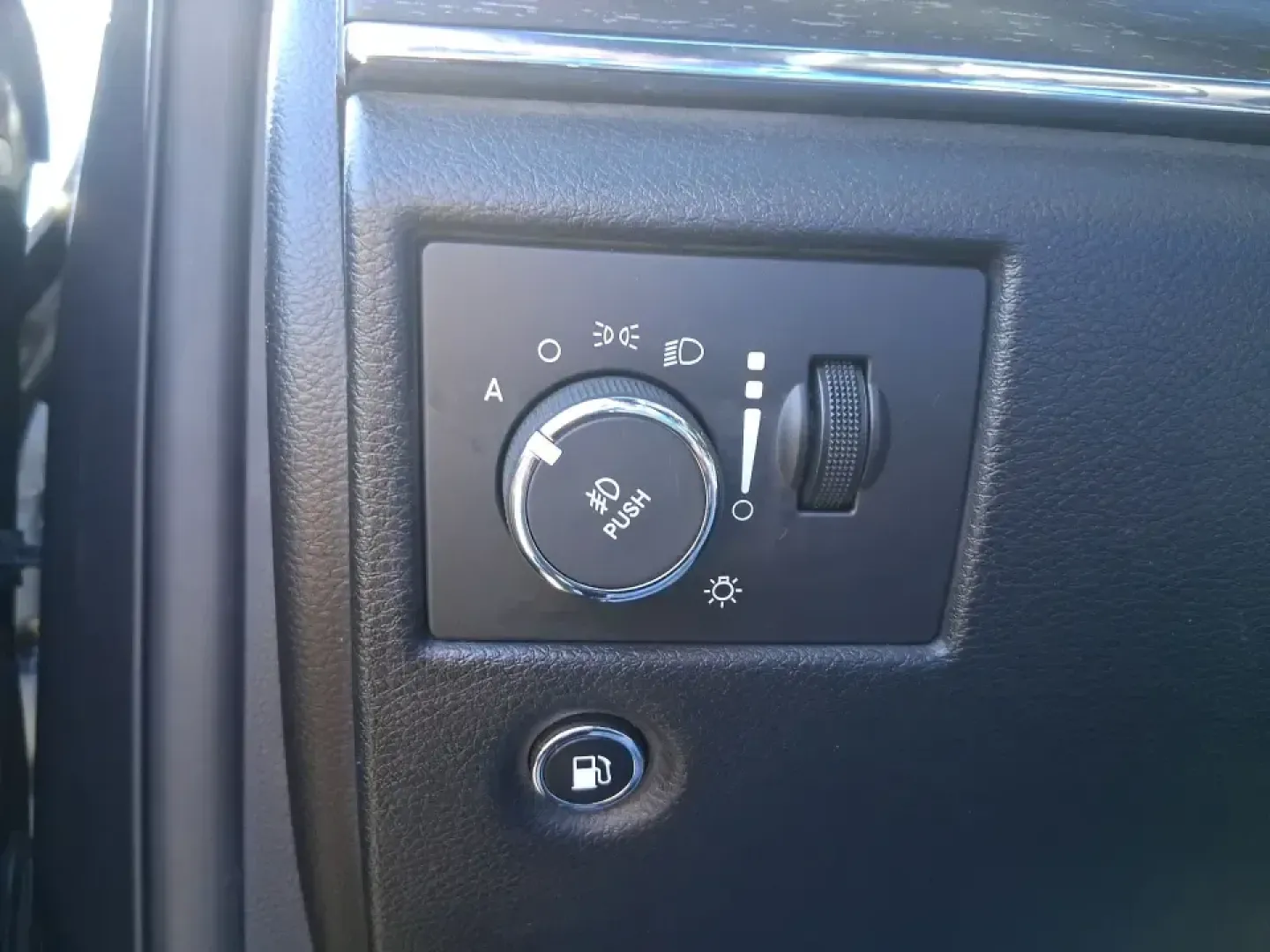 2015 Jeep Grand Cherokee Limited (1C4RJFBG5FC) with an 3.6L V6 DOHC 24V engine, 8-Speed Automatic transmission, located at 401 Woodman Dr, Riverside, OH, 45431, (937) 908-9800, 39.760899, -84.123421 - Picture your next weekend: you're loading up the family for a day at Carriage Hill MetroPark, cruising I675 with the heated steering wheel on, and still having the confidence to take the long way home when the weather turns. This 2015 Jeep Grand Cherokee Limited is built for real life in Riverside, - Photo#17