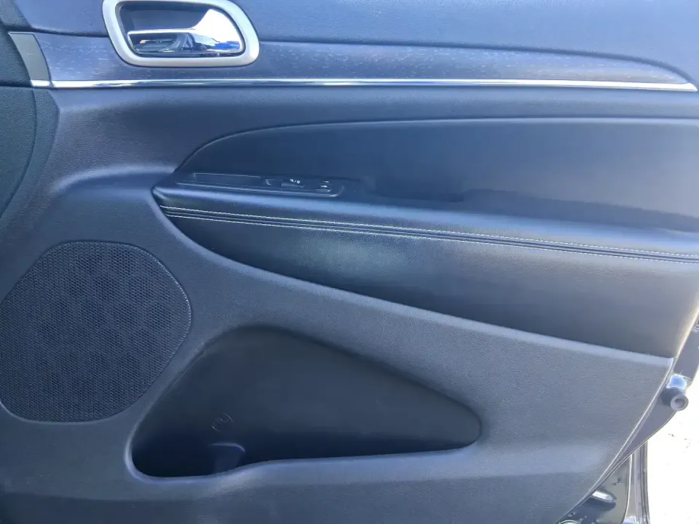 2015 Jeep Grand Cherokee Limited (1C4RJFBG5FC) with an 3.6L V6 DOHC 24V engine, 8-Speed Automatic transmission, located at 401 Woodman Dr, Riverside, OH, 45431, (937) 908-9800, 39.760899, -84.123421 - Picture your next weekend: you're loading up the family for a day at Carriage Hill MetroPark, cruising I675 with the heated steering wheel on, and still having the confidence to take the long way home when the weather turns. This 2015 Jeep Grand Cherokee Limited is built for real life in Riverside, - Photo#20