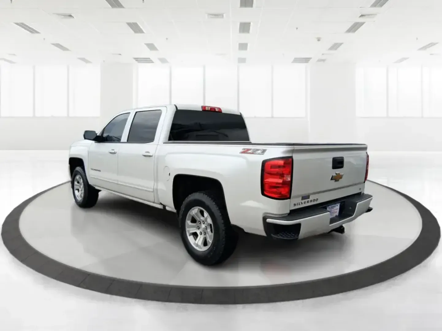 2017 Chevrolet Silverado 1500 2LT (3GCUKREH9HG) with an 4.3L V6 OHV 12V engine, 6A transmission, located at 8750 N County Rd 25A, Piqua, OH, 45356, (937) 908-9800, 40.164391, -84.232513 - Need a truck that can handle weekday work runs, weekend projects, and spontaneous road trips out toward Caesar Creek or up I75 without feeling like a compromise? This 2017 Chevrolet Silverado 1500 2LT Crew Cab 4WD is built for real life in the Miami Valley-roomy enough for friends or family, strong - Photo#4