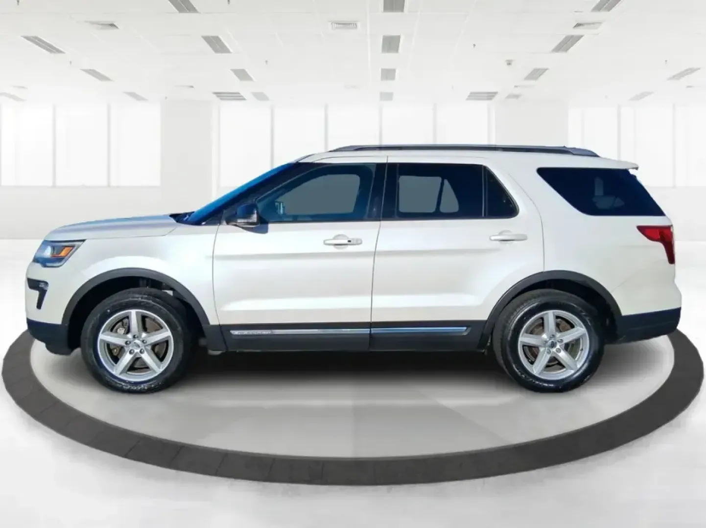 2018 Ford Explorer XLT (1FM5K7D80JG) with an EcoBoost 2.3L I-4 gasoline direct injection engine, 6A transmission, located at 1099 N County Rd 25A , Troy, OH, 45373, (937) 908-9800, 40.057079, -84.212883 - Pack up the kids, cue up your favorite playlist, and point the hood toward a weekend getaway-this 2018 Ford Explorer XLT is the kind of SUV that fits real life in Troy, Ohio. Whether you're shuttling to practice, commuting up I75, or planning a day trip to Charleston Falls Preserve, the Explorer's r - Photo#5