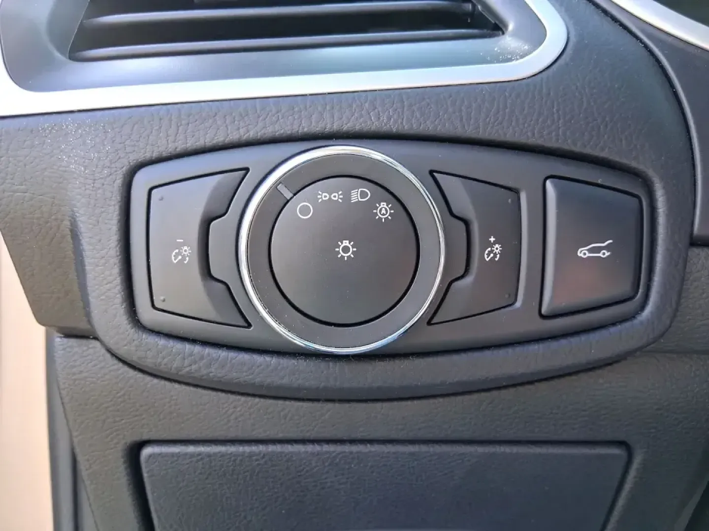 2017 Ford Edge SEL (2FMPK3J92HB) with an 2.0L L4 DOHC 16V engine, 6A transmission, located at 1099 N County Rd 25A , Troy, OH, 45373, (937) 908-9800, 40.057079, -84.212883 - Load up the family, point the hood toward I75, and make every errand or weekend getaway feel easier in this 2017 Ford Edge SEL-an SUV that's sized just right for school drop-offs, long commutes to Dayton, and quick escapes to places like Charleston Falls Preserve or a Saturday stroll around the Troy - Photo#16