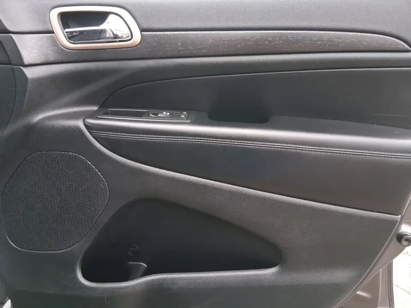 2015 Jeep Grand Cherokee Laredo (1C4RJFAG5FC) with an 3.6L V-6 DOHC engine, 8-Speed Automatic transmission, located at 1951 S Dayton Lakeview Rd., New Carlisle, OH, 45344, (937) 908-9800, 39.890999, -84.050255 - Need one SUV that can handle school drop-offs in the morning, a smooth I75 commute at lunchtime, and a last-minute weekend escape to the Miami Valley trails? This 2015 Jeep Grand Cherokee Laredo 4WD is built for real life in Troy, Ohio-comfortable enough for daily driving, confident enough for unpre - Photo#20