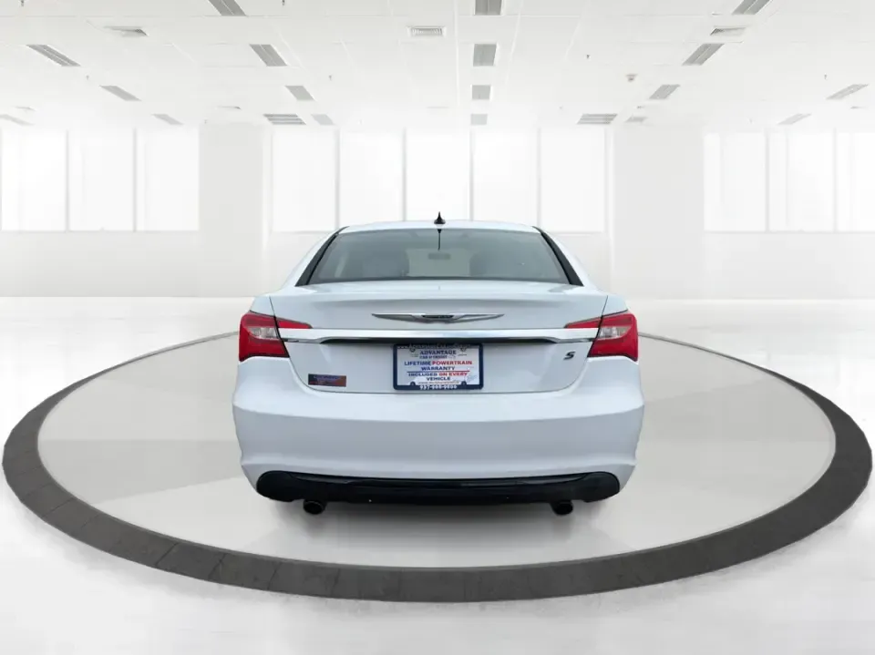 2013 Chrysler 200 Touring (1C3CCBBG4DN) with an 3.6L V6 DOHC 24V FFV engine, 6-Speed Automatic transmission, located at 4508 South Dixie Dr, Moraine, OH, 45439, (937) 908-9800, 39.689976, -84.218452 - 2013 Chrysler 200 Touring - Photo#3