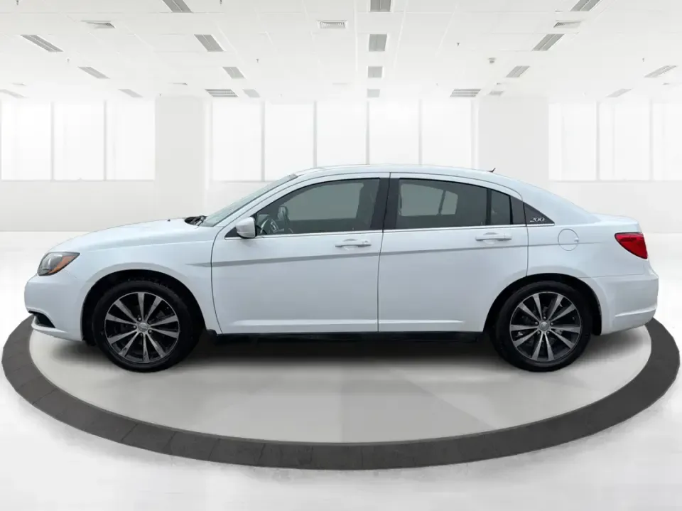 2013 Chrysler 200 Touring (1C3CCBBG4DN) with an 3.6L V6 DOHC 24V FFV engine, 6-Speed Automatic transmission, located at 4508 South Dixie Dr, Moraine, OH, 45439, (937) 908-9800, 39.689976, -84.218452 - 2013 Chrysler 200 Touring - Photo#5