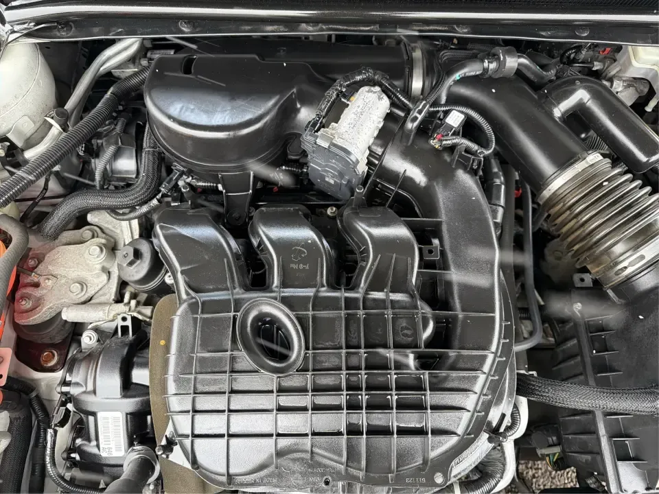 2013 Chrysler 200 Touring (1C3CCBBG4DN) with an 3.6L V6 DOHC 24V FFV engine, 6-Speed Automatic transmission, located at 4508 South Dixie Dr, Moraine, OH, 45439, (937) 908-9800, 39.689976, -84.218452 - 2013 Chrysler 200 Touring - Photo#11