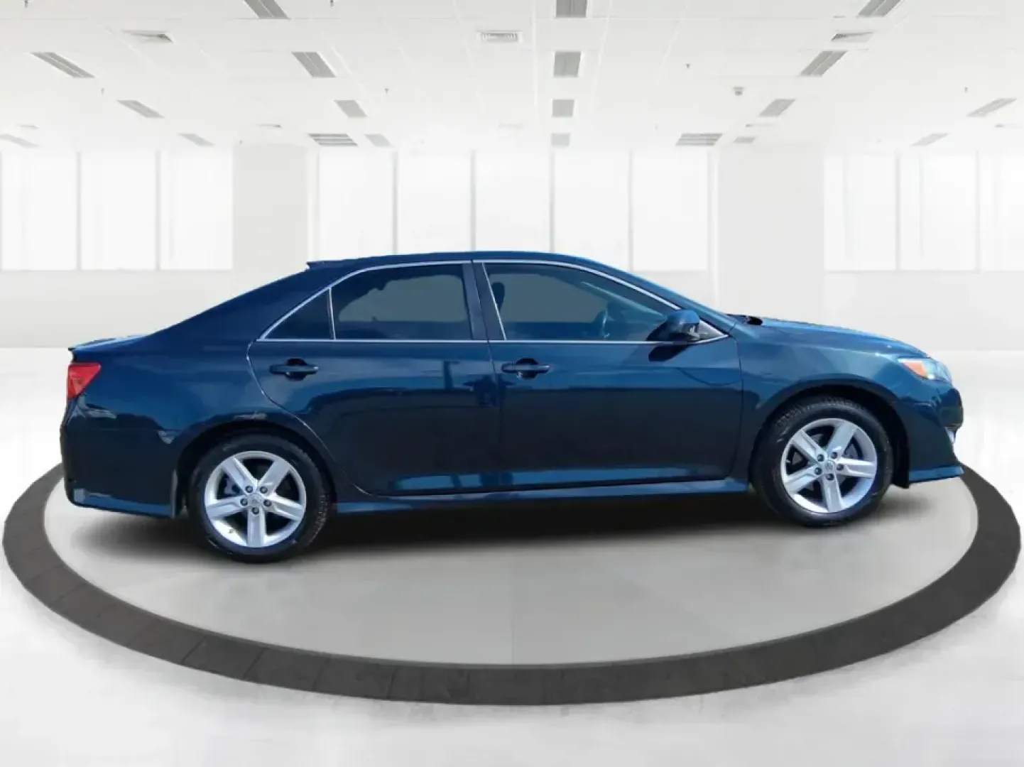 2014 Toyota Camry SE (4T1BF1FK4EU) with an 2.5L I-4 DOHC engine, 6-Speed Automatic transmission, located at 401 Woodman Dr, Riverside, OH, 45431, (937) 908-9800, 39.760899, -84.123421 - Picture your next week going smoother: a reliable commuter for the drive to Wright-Patterson AFB, an easy-to-park sedan for errands around Riverside, and a comfortable ride for weekend trips toward downtown Dayton or a quick loop on I-675. This 2014 Toyota Camry SE is built for real life-dependable, - Photo#1