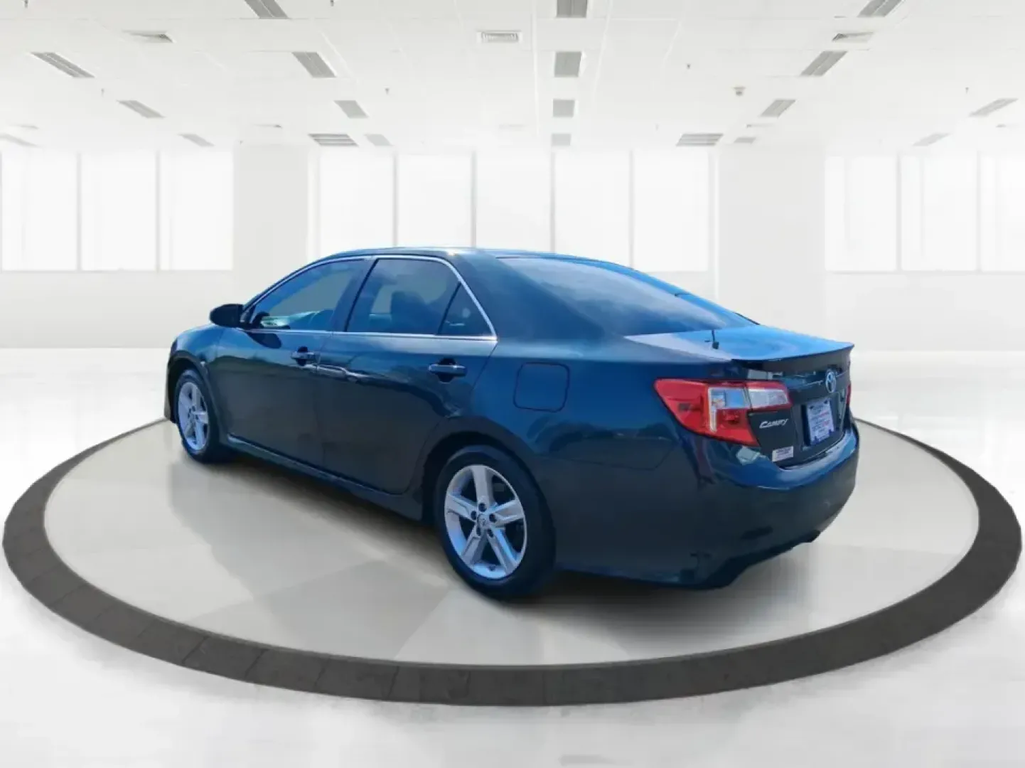 2014 Toyota Camry SE (4T1BF1FK4EU) with an 2.5L I-4 DOHC engine, 6-Speed Automatic transmission, located at 401 Woodman Dr, Riverside, OH, 45431, (937) 908-9800, 39.760899, -84.123421 - Picture your next week going smoother: a reliable commuter for the drive to Wright-Patterson AFB, an easy-to-park sedan for errands around Riverside, and a comfortable ride for weekend trips toward downtown Dayton or a quick loop on I-675. This 2014 Toyota Camry SE is built for real life-dependable, - Photo#4