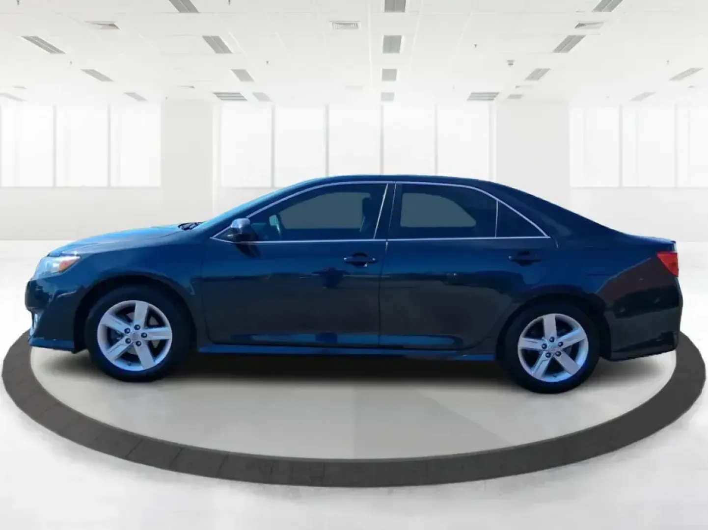 2014 Toyota Camry SE (4T1BF1FK4EU) with an 2.5L I-4 DOHC engine, 6-Speed Automatic transmission, located at 401 Woodman Dr, Riverside, OH, 45431, (937) 908-9800, 39.760899, -84.123421 - Picture your next week going smoother: a reliable commuter for the drive to Wright-Patterson AFB, an easy-to-park sedan for errands around Riverside, and a comfortable ride for weekend trips toward downtown Dayton or a quick loop on I-675. This 2014 Toyota Camry SE is built for real life-dependable, - Photo#5