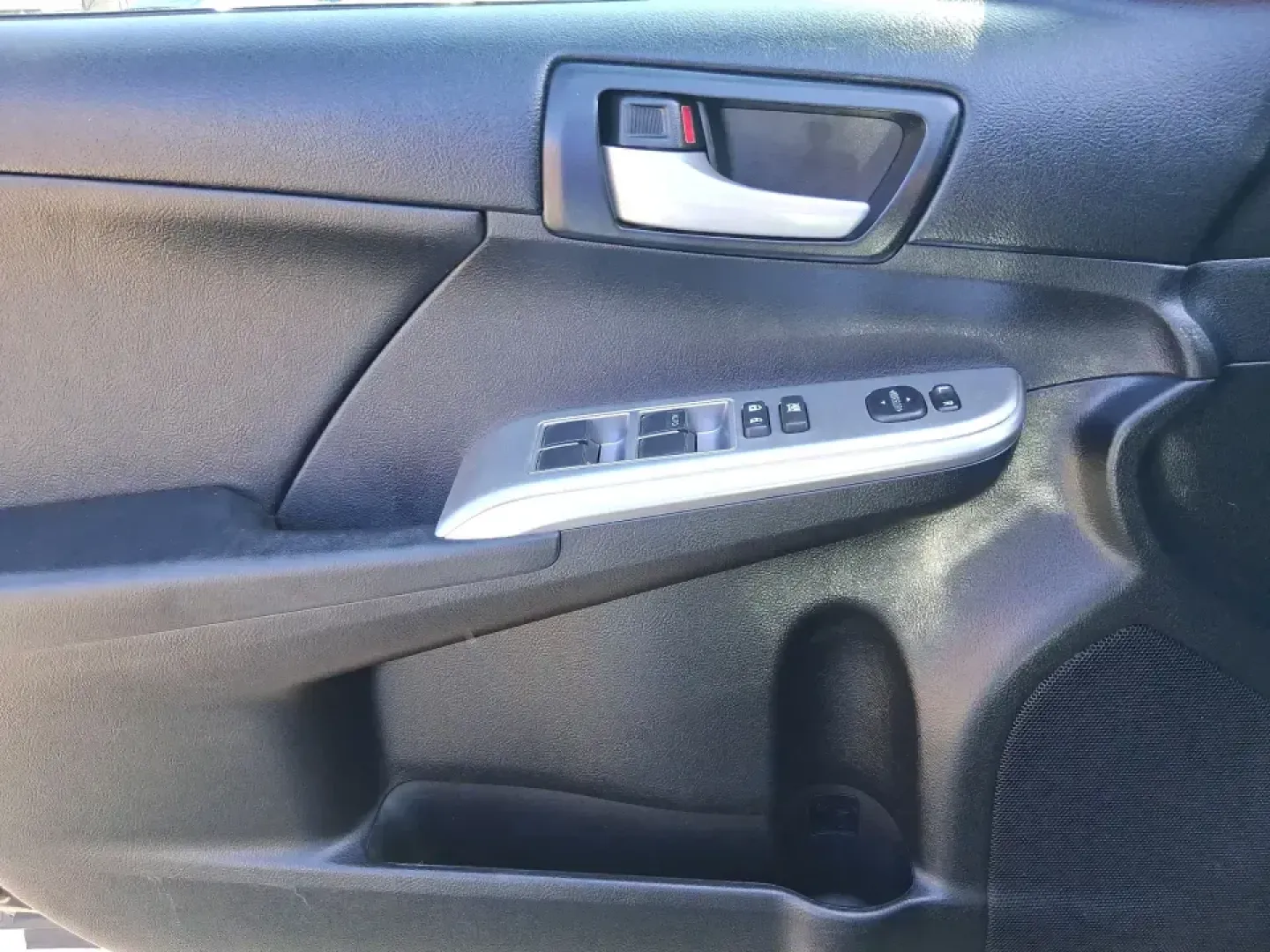 2014 Toyota Camry SE (4T1BF1FK4EU) with an 2.5L I-4 DOHC engine, 6-Speed Automatic transmission, located at 401 Woodman Dr, Riverside, OH, 45431, (937) 908-9800, 39.760899, -84.123421 - Picture your next week going smoother: a reliable commuter for the drive to Wright-Patterson AFB, an easy-to-park sedan for errands around Riverside, and a comfortable ride for weekend trips toward downtown Dayton or a quick loop on I-675. This 2014 Toyota Camry SE is built for real life-dependable, - Photo#18