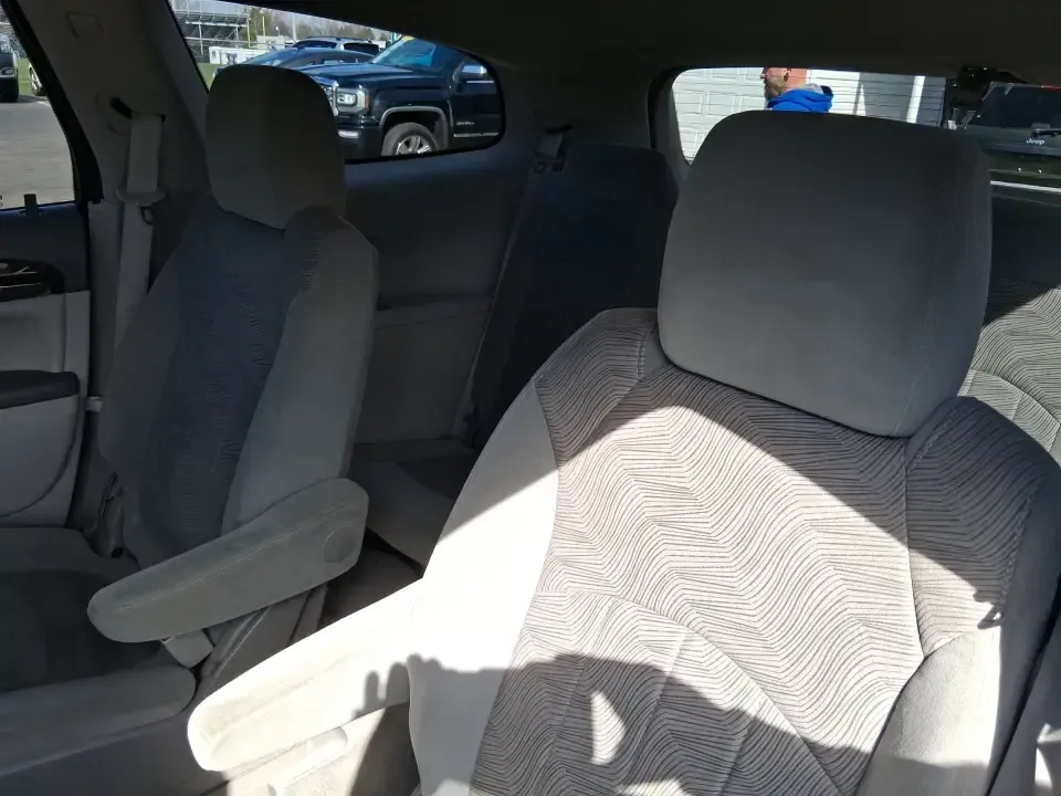 2015 Buick Enclave Convenience (5GAKRAKD3FJ) with an 3.6L V-6 gasoline direct injection engine, 6-Speed Automatic Overdrive transmission, located at 1184 Kauffman Ave, Fairborn, OH, 45324, (937) 908-9800, 39.807072, -84.030914 - 2015 Buick Enclave Convenience - Photo#9