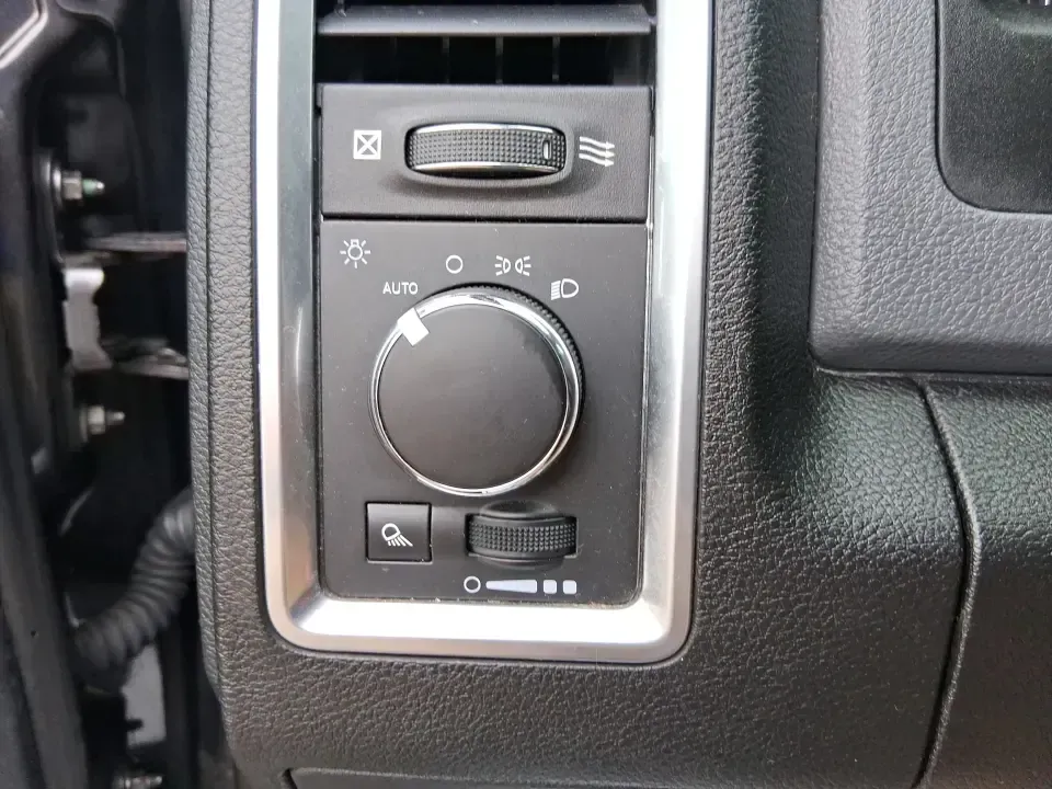 2019 Ram 1500 SLT Crew Cab SWB 4WD (1C6RR7LT2KS) with an 5.7L V8 OHV 16V engine, 8A transmission, located at 1230 East Main St, Xenia, OH, 45385, (937) 908-9800, 39.688026, -83.910172 - Built for Ohio weekends and hard-working weekdays, this 2019 Ram 1500 SLT Crew Cab SWB 4WD is the kind of truck that fits real life-towing a trailer to Caesar Creek, hauling home improvement supplies after a run down US-35, or loading up the family for a day at the Greene County Fairgrounds. Finishe - Photo#16