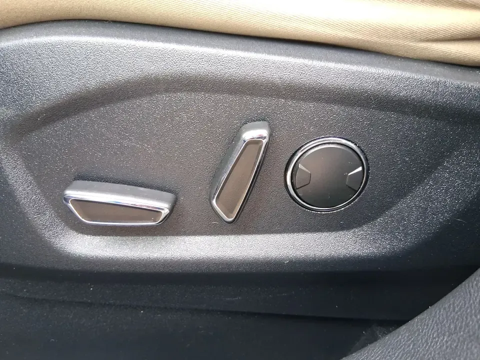 2015 Ford Edge SEL (2FMPK4J88FB) with an 3.5L V6 DOHC 24V engine, 6A transmission, located at 1951 S Dayton Lakeview Rd., New Carlisle, OH, 45344, (937) 908-9800, 39.890999, -84.050255 - 2015 Ford Edge SEL - Photo#18