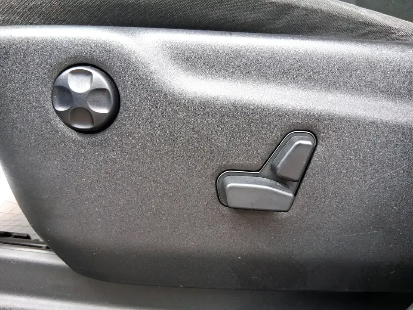 2017 Dodge Durango SXT AWD (1C4RDJAGXHC) with an Pentastar 3.6L V-6 DOHC engine, 8A transmission, located at 4508 South Dixie Dr, Moraine, OH, 45439, (937) 908-9800, 39.689976, -84.218452 - Need one SUV that can handle the weekday school run, the I75 commute, and a loaded-up weekend road trip to Caesar Creek or the Dayton Dragons game? This 2017 Dodge Durango SXT AWD is built for real-life Ohio driving-roomy, confident in all seasons, and versatile enough for growing families, busy pro - Photo#18