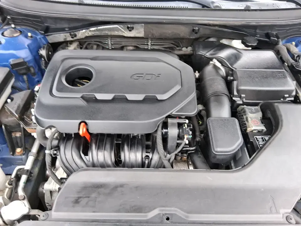 2015 Hyundai Sonata Limited (5NPE34AF5FH) with an 2.4L I-4 gasoline direct injection engine, 6-Speed Automatic transmission, located at 1951 S Dayton Lakeview Rd., New Carlisle, OH, 45344, (937) 908-9800, 39.890999, -84.050255 - Picture your next week going smoother: an easy highway commute up I75, a comfortable school drop-off run through Piqua, and a weekend drive to the Miami County Fairgrounds-all in a sedan that feels upscale without the upscale price. This **2015 Hyundai Sonata Limited** in **Lakeside Blue** is built - Photo#11