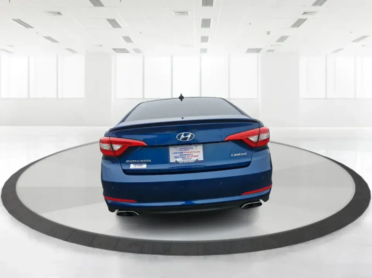 2015 Hyundai Sonata Limited (5NPE34AF5FH) with an 2.4L I-4 gasoline direct injection engine, 6-Speed Automatic transmission, located at 401 Woodman Dr, Riverside, OH, 45431, (937) 908-9800, 39.760899, -84.123421 - Picture your next week going smoother: an easy highway commute up I75, a comfortable school drop-off run through Piqua, and a weekend drive to the Miami County Fairgrounds-all in a sedan that feels upscale without the upscale price. This **2015 Hyundai Sonata Limited** in **Lakeside Blue** is built - Photo#3