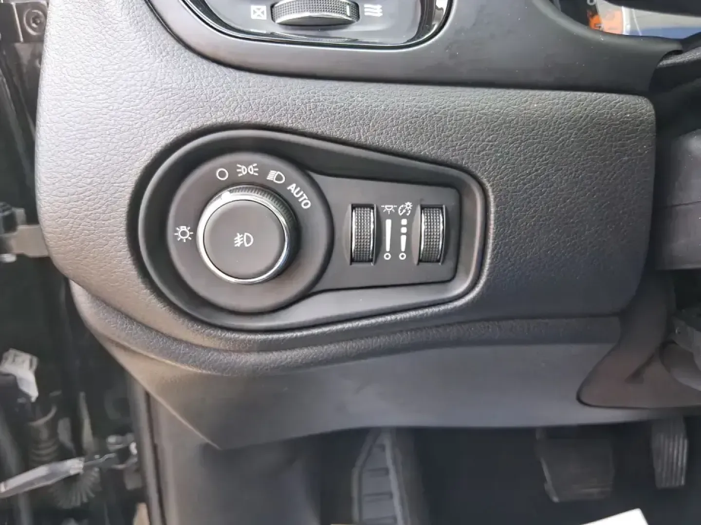 2017 Jeep Renegade Altitude 4x4 (ZACCJBBBXHP) with an 2.4L L4 DOHC 16V engine, 6M transmission, located at 4508 South Dixie Dr, Moraine, OH, 45439, (937) 908-9800, 39.689976, -84.218452 - Picture your next Ohio weekend: loading up the gear for a quick getaway to Carillon Historical Park, meeting friends near The Greene for dinner, or taking the scenic back roads out toward Caesar Creek-without worrying about the weather. This 2017 Jeep Renegade Altitude 4x4 is built for real-life ver - Photo#17