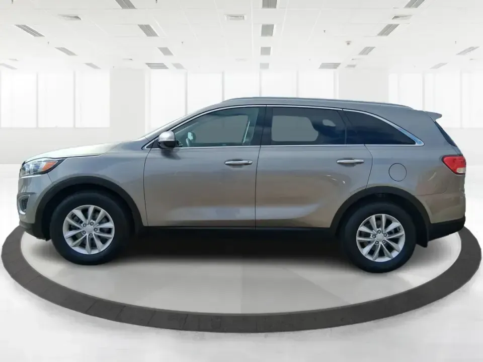 2018 Kia Sorento 2.4L LX (5XYPG4A33JG) with an 2.4L I-4 gasoline direct injection engine, 6A transmission, located at 1184 Kauffman Ave, Fairborn, OH, 45324, (937) 908-9800, 39.807072, -84.030914 - Need one SUV that can handle school drop-offs in the morning, a long commute down I675 in the afternoon, and a weekend road trip to the National Museum of the U.S. Air Force without feeling cramped? This 2018 Kia Sorento LX is built for real-life schedules-comfortable, practical, and ready for every - Photo#5