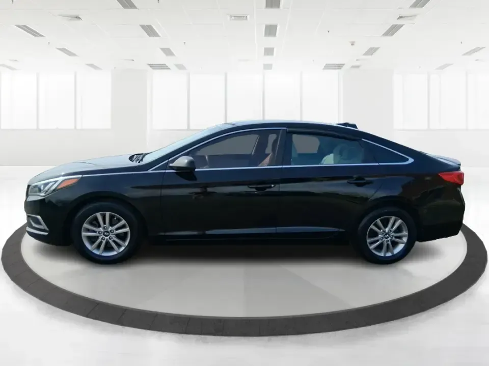 2017 Hyundai Sonata SE (5NPE24AF7HH) with an 2.4L I-4 gasoline direct injection engine, 7A transmission, located at 1099 N County Rd 25A , Troy, OH, 45373, (937) 908-9800, 40.057079, -84.212883 - Need a dependable sedan for the daily commute down I75, quick errands around Troy, or comfortable weekend drives to Dayton? This 2017 Hyundai Sonata SE in Phantom Black is an easy-to-live-with choice for practical drivers who want modern safety, efficient performance, and a smooth ride-without payin - Photo#5
