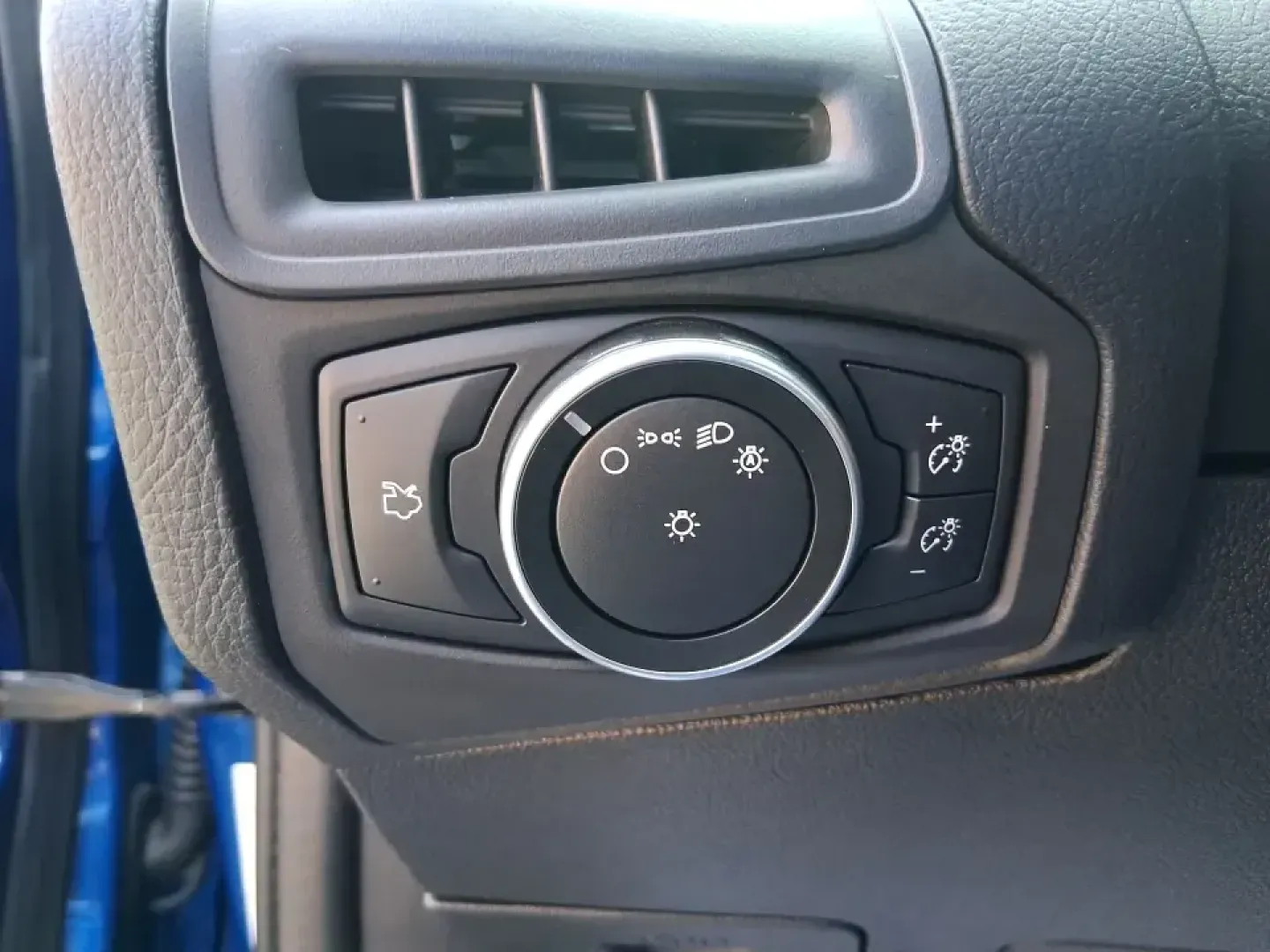 2018 Ford Focus SE (1FADP3FE4JL) with an 1.0L L3 engine, Automatic transmission, located at 1951 S Dayton Lakeview Rd., New Carlisle, OH, 45344, (937) 908-9800, 39.890999, -84.050255 - Need a dependable commuter that's easy to park downtown, comfortable on I70, and efficient enough for everyday errands from Meijer runs to school drop-offs? This 2018 Ford Focus SE sedan is a smart, budget-friendly choice for life in and around New Carlisle, offering modern tech, confidence-inspirin - Photo#17