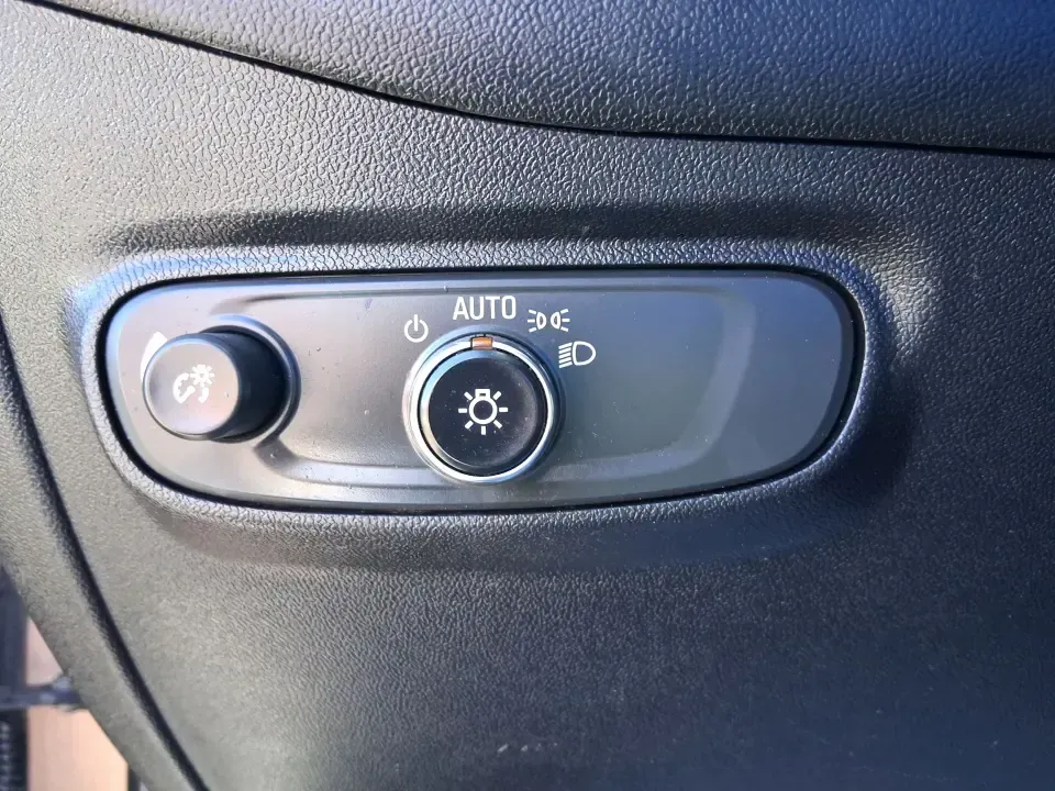2019 Chevrolet Equinox LS 2WD (2GNAXHEV3K6) with an 1.5L L4 DIR DOHC 16V TURBO engine, 6A transmission, located at 4508 South Dixie Dr, Moraine, OH, 45439, (937) 908-9800, 39.689976, -84.218452 - Need a smart, comfortable SUV for the daily commute down South Dixie Drive, school drop-offs, and weekend runs to Cox Arboretum or Carillon Historical Park? This 2019 Chevrolet Equinox LS is built for real-life Ohio driving-roomy enough for growing families, efficient for long commutes toward Downto - Photo#17