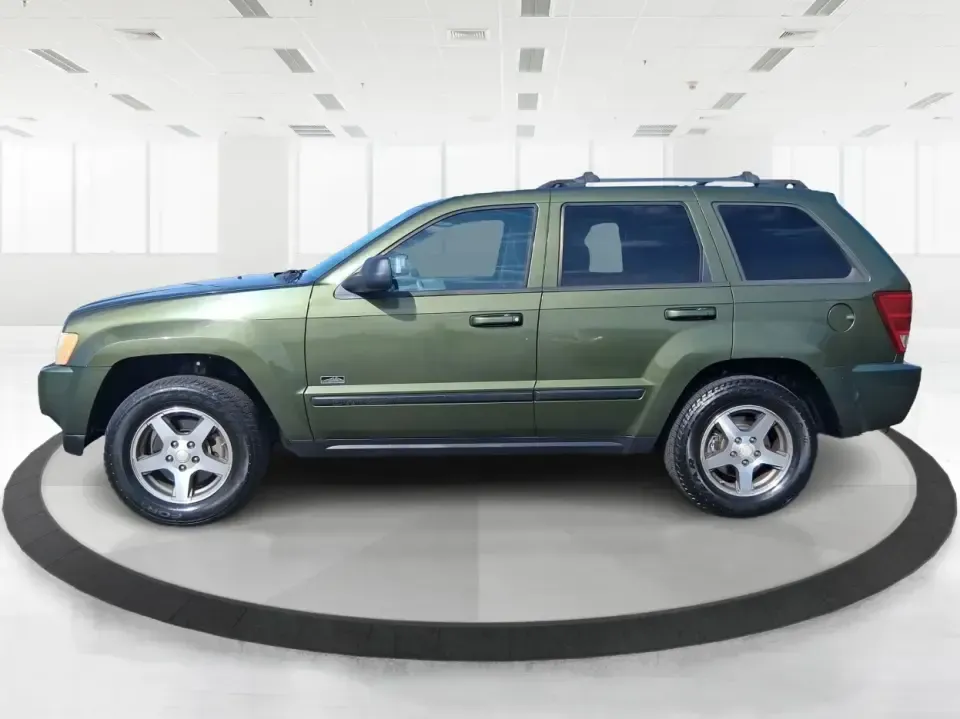 2007 Jeep Grand Cherokee Laredo (1J8GR48K47C) with an 3.7L V6 SOHC 12V engine, 5-Speed Automatic Overdrive transmission, located at 880 E. National Road, Vandalia, OH, 45377, (937) 908-9800, 39.891918, -84.183594 - Weekend getaways to the trails, winter commutes on slick Ohio roads, and family errands across town all get easier when you're in a capable SUV with true 4WD confidence. This **2007 Jeep Grand Cherokee Laredo** is built for drivers who want classic Jeep utility without giving up everyday comfort-ide - Photo#5