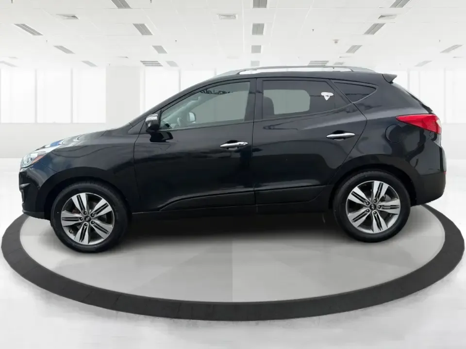 2015 Hyundai Tucson Limited (KM8JU3AG5FU) with an Theta II 2.4L I-4 gasoline direct injection engine, 6-Speed Automatic transmission, located at 8750 N County Rd 25A, Piqua, OH, 45356, (937) 908-9800, 40.164391, -84.232513 - Need a dependable SUV that fits real life-school drop-offs, long commutes up I75, and weekend getaways to Indian Lake or a quick lap around downtown Piqua? This 2015 Hyundai Tucson Limited is built for the everyday hustle with the comfort and tech that make each mile easier, whether you're running e - Photo#5