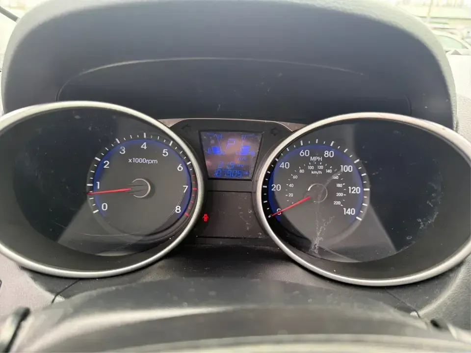 2015 Hyundai Tucson Limited (KM8JU3AG5FU) with an Theta II 2.4L I-4 gasoline direct injection engine, 6-Speed Automatic transmission, located at 8750 N County Rd 25A, Piqua, OH, 45356, (937) 908-9800, 40.164391, -84.232513 - Need a dependable SUV that fits real life-school drop-offs, long commutes up I75, and weekend getaways to Indian Lake or a quick lap around downtown Piqua? This 2015 Hyundai Tucson Limited is built for the everyday hustle with the comfort and tech that make each mile easier, whether you're running e - Photo#15