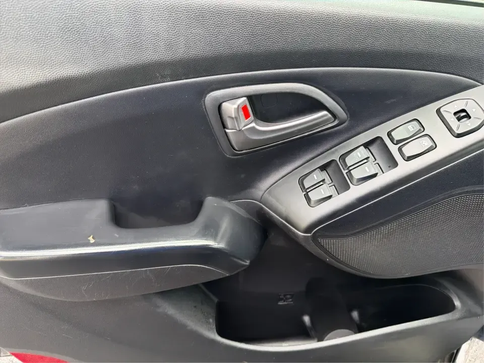 2015 Hyundai Tucson Limited (KM8JU3AG5FU) with an Theta II 2.4L I-4 gasoline direct injection engine, 6-Speed Automatic transmission, located at 8750 N County Rd 25A, Piqua, OH, 45356, (937) 908-9800, 40.164391, -84.232513 - Need a dependable SUV that fits real life-school drop-offs, long commutes up I75, and weekend getaways to Indian Lake or a quick lap around downtown Piqua? This 2015 Hyundai Tucson Limited is built for the everyday hustle with the comfort and tech that make each mile easier, whether you're running e - Photo#18