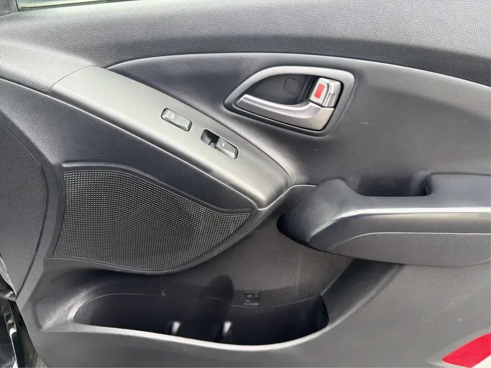 2015 Hyundai Tucson Limited (KM8JU3AG5FU) with an Theta II 2.4L I-4 gasoline direct injection engine, 6-Speed Automatic transmission, located at 8750 N County Rd 25A, Piqua, OH, 45356, (937) 908-9800, 40.164391, -84.232513 - Need a dependable SUV that fits real life-school drop-offs, long commutes up I75, and weekend getaways to Indian Lake or a quick lap around downtown Piqua? This 2015 Hyundai Tucson Limited is built for the everyday hustle with the comfort and tech that make each mile easier, whether you're running e - Photo#19