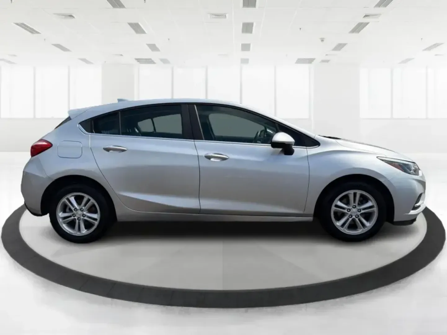 2018 Chevrolet Cruze LT Auto Hatchback (3G1BE6SM8JS) with an 1.4L L4 DOHC 16V TURBO engine, 6A transmission, located at 1230 East Main St, Xenia, OH, 45385, (937) 908-9800, 39.688026, -83.910172 - Picture your next week going smoother: a fuel-sipping hatchback for the daily commute up I75, roomy enough for grocery runs after practice, and nimble for squeezing into tight spots near the Dayton area. This 2018 Chevrolet Cruze LT Auto Hatchback in Silver Ice Metallic is a smart pick for drivers w- Photo#1