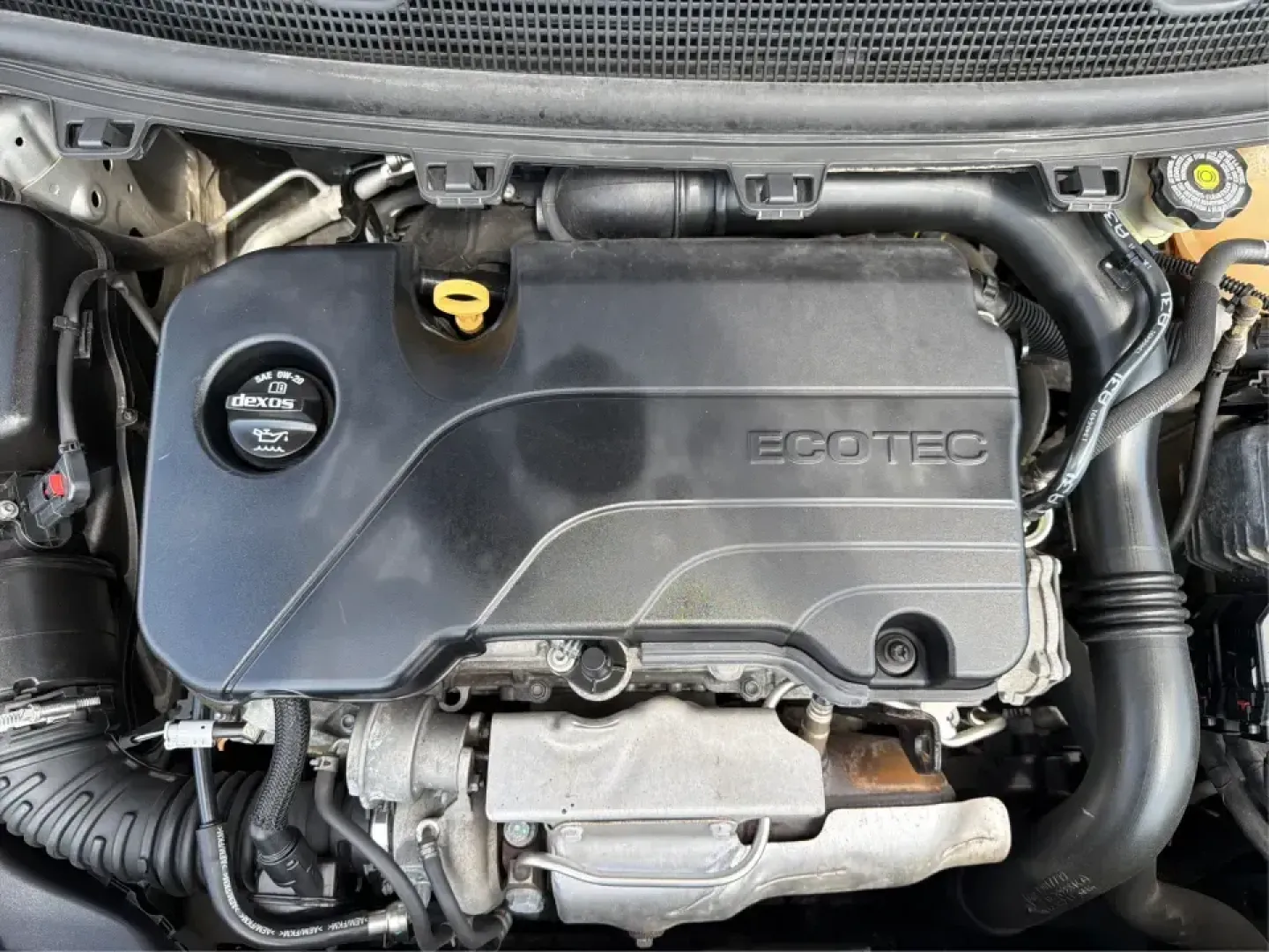 2018 Chevrolet Cruze LT Auto Hatchback (3G1BE6SM8JS) with an 1.4L L4 DOHC 16V TURBO engine, 6A transmission, located at 1230 East Main St, Xenia, OH, 45385, (937) 908-9800, 39.688026, -83.910172 - Picture your next week going smoother: a fuel-sipping hatchback for the daily commute up I75, roomy enough for grocery runs after practice, and nimble for squeezing into tight spots near the Dayton area. This 2018 Chevrolet Cruze LT Auto Hatchback in Silver Ice Metallic is a smart pick for drivers w- Photo#11