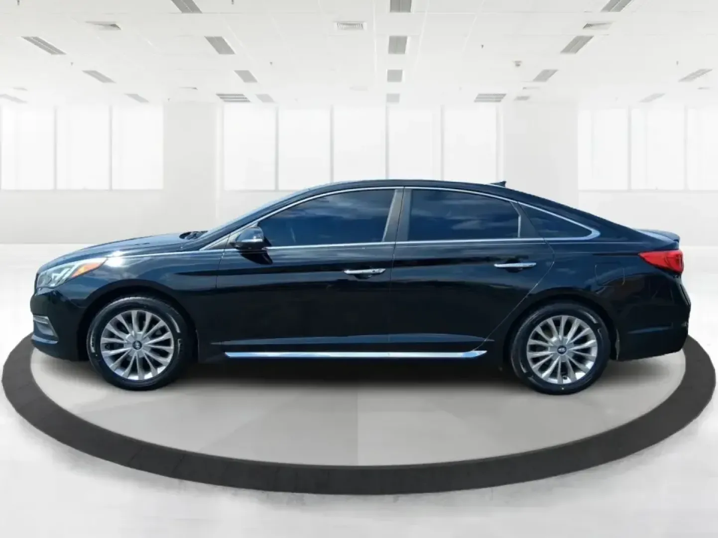 2015 Hyundai Sonata Limited (5NPE34AF5FH) with an 2.4L I-4 gasoline direct injection engine, 6-Speed Automatic transmission, located at 1184 Kauffman Ave, Fairborn, OH, 45324, (937) 908-9800, 39.807072, -84.030914 - Long commute down I675, daily runs between Wright-Patterson AFB and Beavercreek, or a weekend road trip to Yellow Springs? This 2015 Hyundai Sonata Limited is the kind of comfortable, tech-savvy sedan that fits real life in Fairborn-quiet on the highway, easy to park downtown, and loaded with premiu - Photo#5