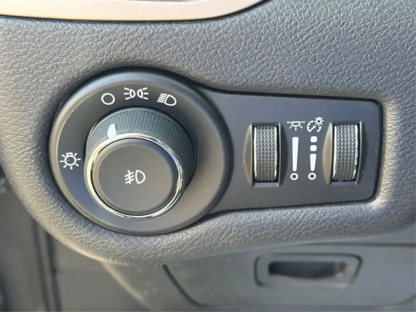 2014 Jeep Cherokee Latitude (1C4PJMCS8EW) with an 3.2L V6 DOHC 24V engine, 9-Speed Automatic transmission, located at 880 E. National Road, Vandalia, OH, 45377, (937) 908-9800, 39.891918, -84.183594 - Weekend escapes to Taylorsville MetroPark, snowy school drop-offs, or a comfortable daily commute down I75-this 2014 Jeep Cherokee Latitude is built for the Vandalia, OH lifestyle. With confident 4WD/AWD capability, a smooth 9Speed Automatic transmission, and a strong 3.2L V6 DOHC 24V engine, it's t - Photo#17