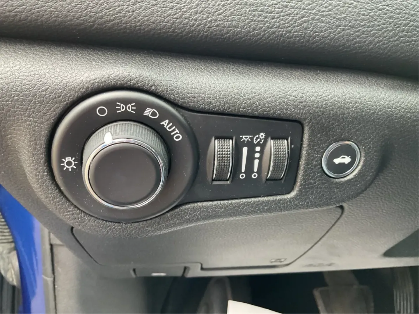 2015 Chrysler 200 Limited (1C3CCCAB9FN) with an 3.6L V-6 DOHC engine, located at 1230 East Main St, Xenia, OH, 45385, (937) 908-9800, 39.688026, -83.910172 - **Experience Comfort and Style with the 2015 Chrysler 200 Limited at Advantage Car and Credit**<br /> <br /> Are you in the market for a dependable sedan that suits both your daily commute and weekend adventures? Look no further! The 2015 Chrysler 200 Limited is the perfect blend of style, performan - Photo#17