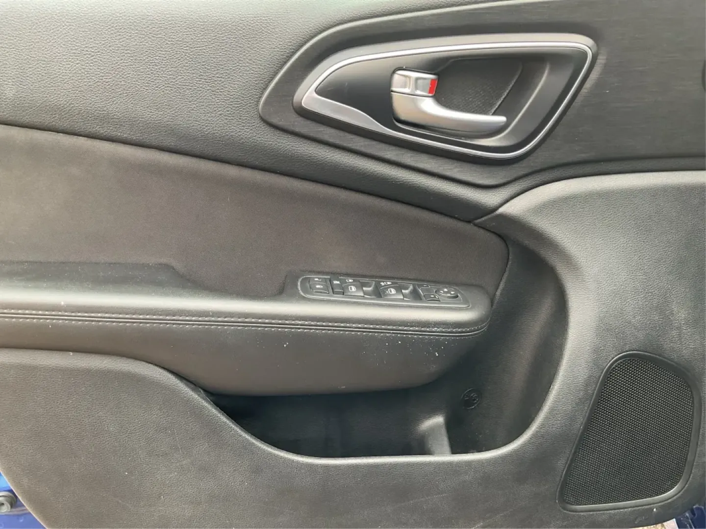 2015 Chrysler 200 Limited (1C3CCCAB9FN) with an 3.6L V-6 DOHC engine, located at 1230 East Main St, Xenia, OH, 45385, (937) 908-9800, 39.688026, -83.910172 - **Experience Comfort and Style with the 2015 Chrysler 200 Limited at Advantage Car and Credit**<br /> <br /> Are you in the market for a dependable sedan that suits both your daily commute and weekend adventures? Look no further! The 2015 Chrysler 200 Limited is the perfect blend of style, performan - Photo#19