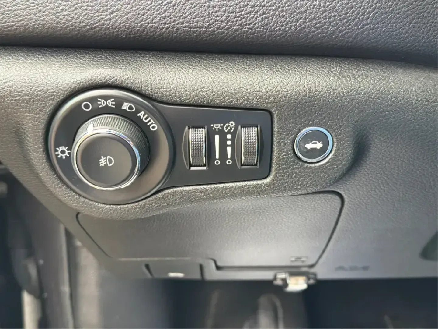 2015 Chrysler 200 C (1C3CCCCG7FN) with an 3.6L V6 DOHC 24V FFV engine, 9-Speed Automatic transmission, located at 880 E. National Road, Vandalia, OH, 45377, (937) 908-9800, 39.891918, -84.183594 - Set up for real life in the Miami Valley-school drop-offs, a long commute down I75, and comfortable weekend getaways-this 2015 Chrysler 200 C is the kind of midsize sedan that fits a busy schedule without feeling basic. With its smooth ride, strong V6 power, and upscale comfort features, it's a smar - Photo#17