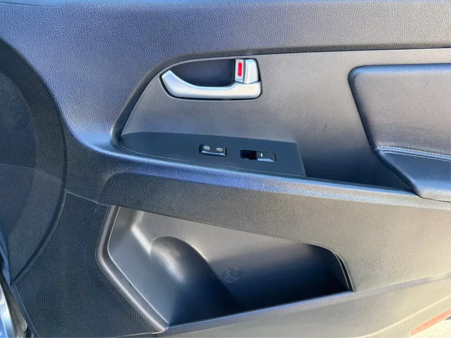 2012 Kia Sportage EX (KNDPC3A28C7) with an 2.4L I-4 DOHC engine, 6-Speed Automatic transmission, located at 880 E. National Road, Vandalia, OH, 45377, (937) 908-9800, 39.891918, -84.183594 - Picture your next week done right: an easy commute down I75, quick school drop-offs, a grocery run in the rain, and a spontaneous weekend trip to Taylorsville MetroPark-all in a compact SUV that feels comfortable, confident, and practical. This 2012 Kia Sportage EX in Twilight Blue is a smart fit fo - Photo#19