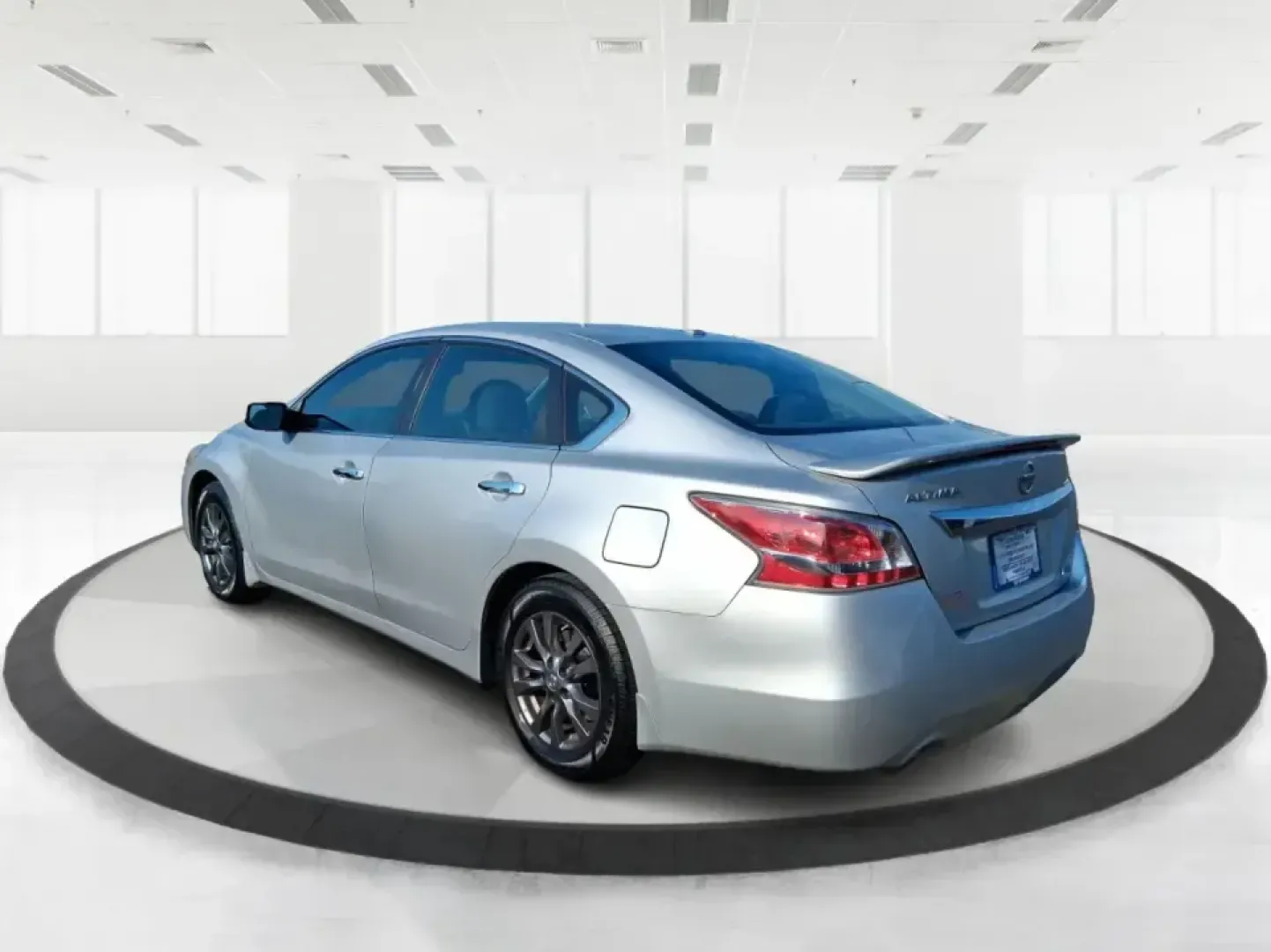 2015 Nissan Altima 2.5 S (1N4AL3AP2FC) with an 2.5L I-4 DOHC engine, Continuously Variable Transmission transmission, located at 401 Woodman Dr, Riverside, OH, 45431, (937) 908-9800, 39.760899, -84.123421 - Need a dependable commuter that can handle the daily run down I-675, quick hops to The Greene, and weekend plans at Carriage Hill MetroPark without draining your budget? This **2015 Nissan Altima 2.5 S** is the kind of practical, comfortable sedan that fits real life in **Riverside, Ohio**-easy to p - Photo#4