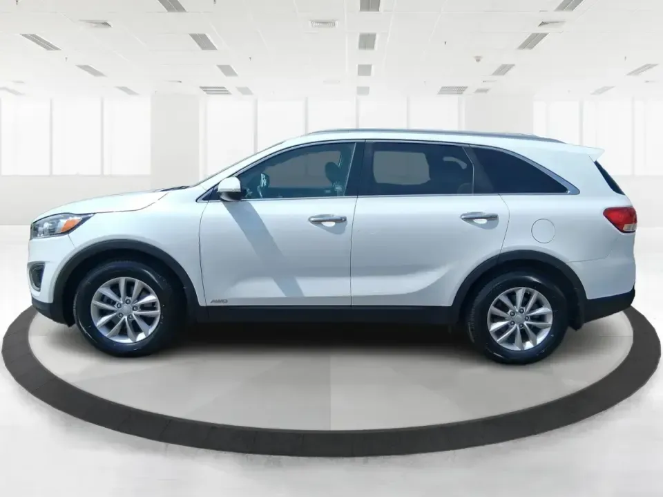 2016 Kia Sorento 2.4L LX (5XYPGDA34GG) with an 2.4L I-4 gasoline direct injection engine, 6-Speed Automatic transmission, located at 880 E. National Road, Vandalia, OH, 45377, (937) 908-9800, 39.891918, -84.183594 - Ready for school drop-offs, I-75 commutes, and spontaneous weekend getaways to the Dayton area-this 2016 Kia Sorento LX is the kind of SUV that fits real life. With confident AWD capability, flexible seating, and everyday comfort, it's a smart pick for growing families, shift workers with long drive - Photo#5